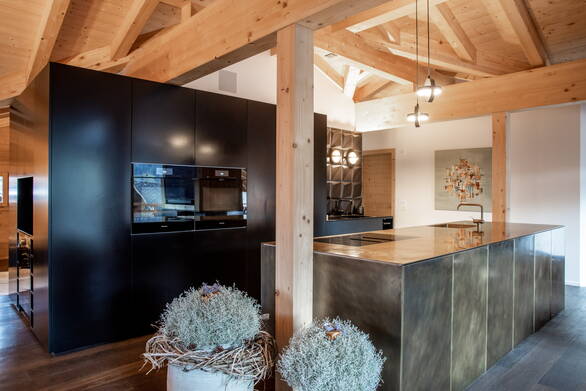Küche aus Messing Mehrfamilienhaus | Planart Grindelwald