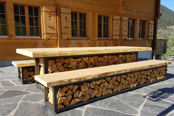 Gartentisch aus Holzscheiten | Holzkreation Schmid Grindelwald